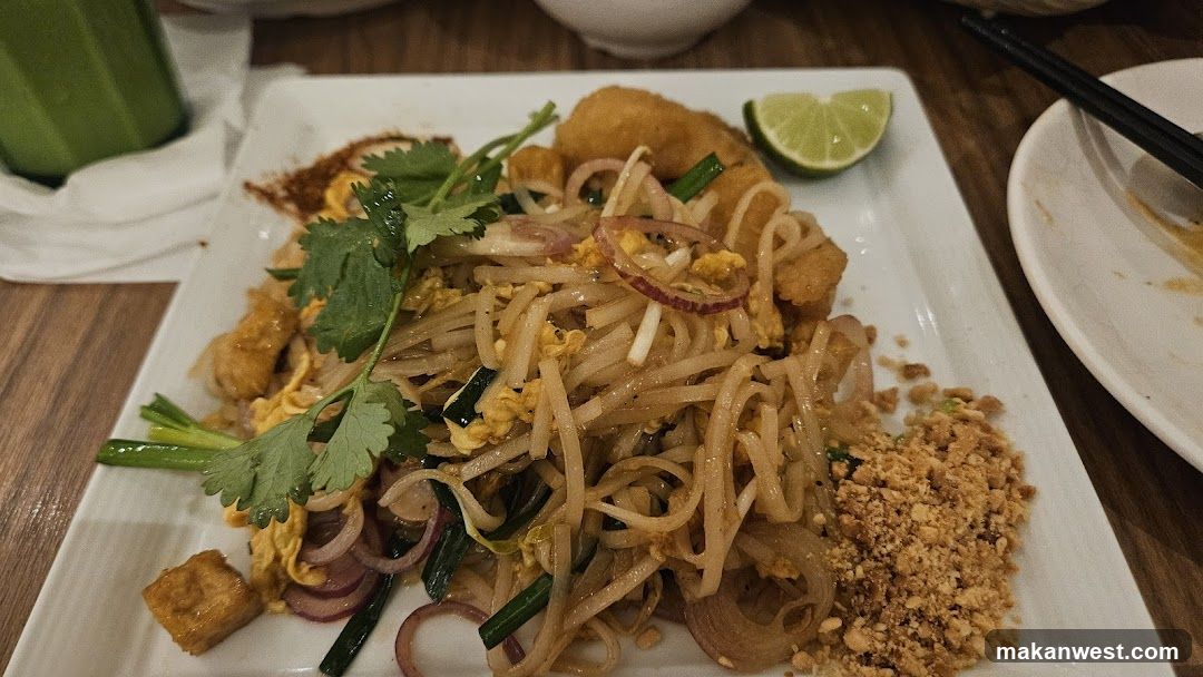 Pad Thai with Garnishes