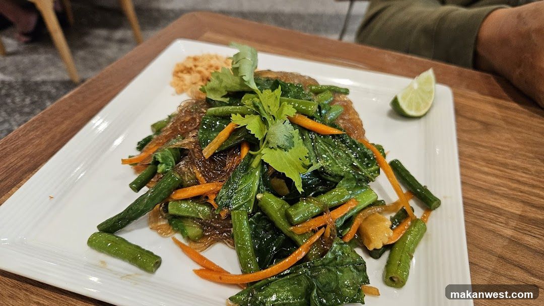 Stir-fried noodles with vegetables