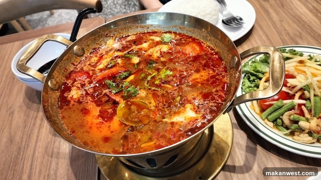 Spicy Curry Dish with Side Salad