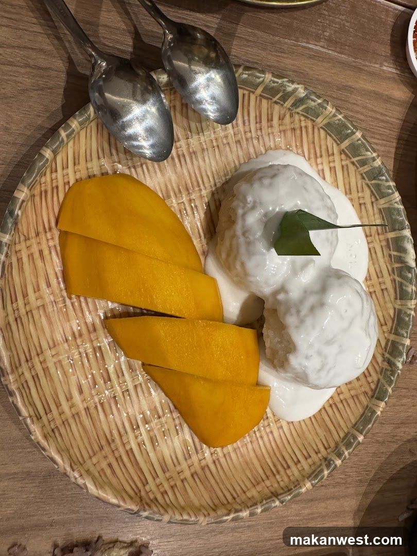 Mango Sticky Rice with Mango Slices