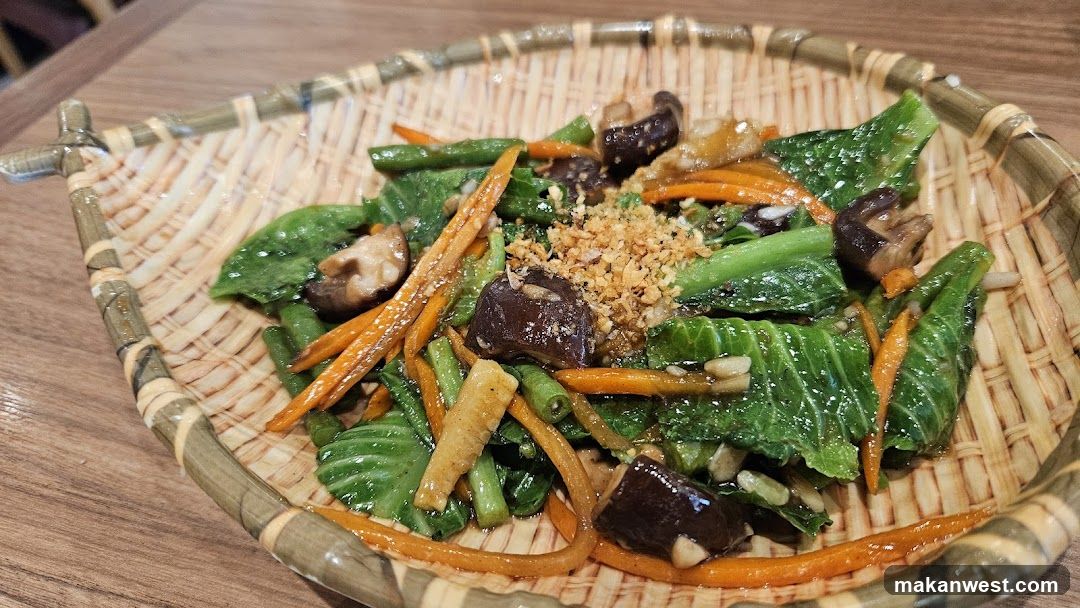 Stir-fried Greens with Mushrooms and Carrots