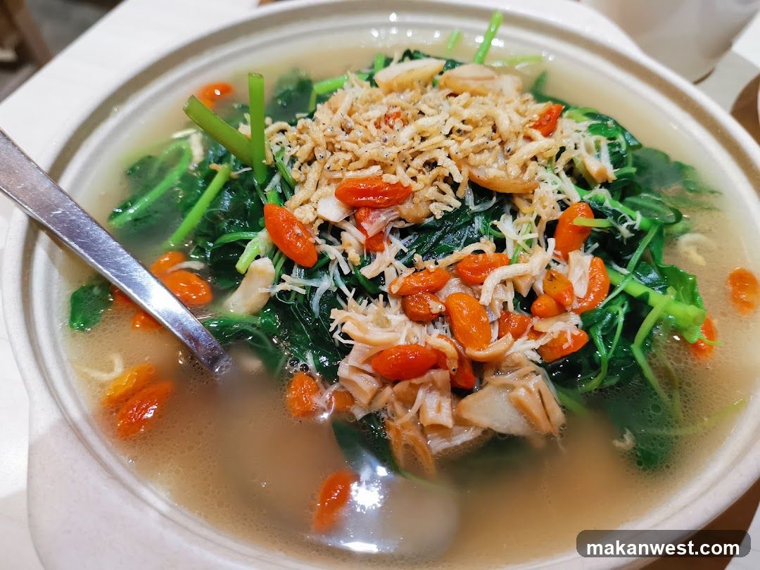 Vegetable Soup with Dried Shrimp and Goji Berries