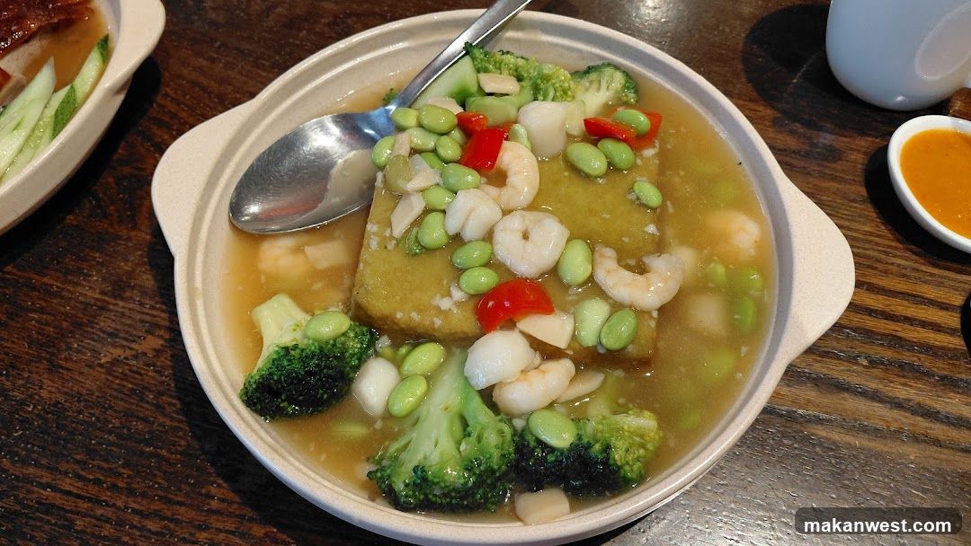Broccoli and Shrimp Soup with Tofu