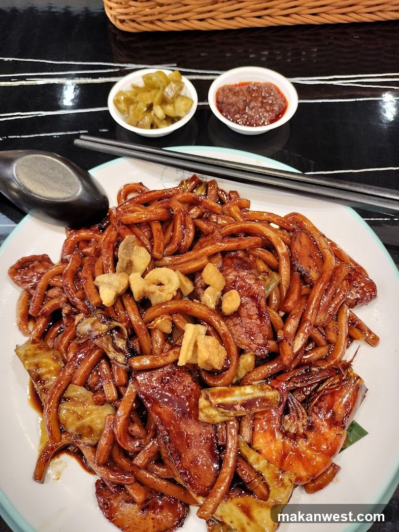 Stir-fried Noodles with Shrimp and Meat