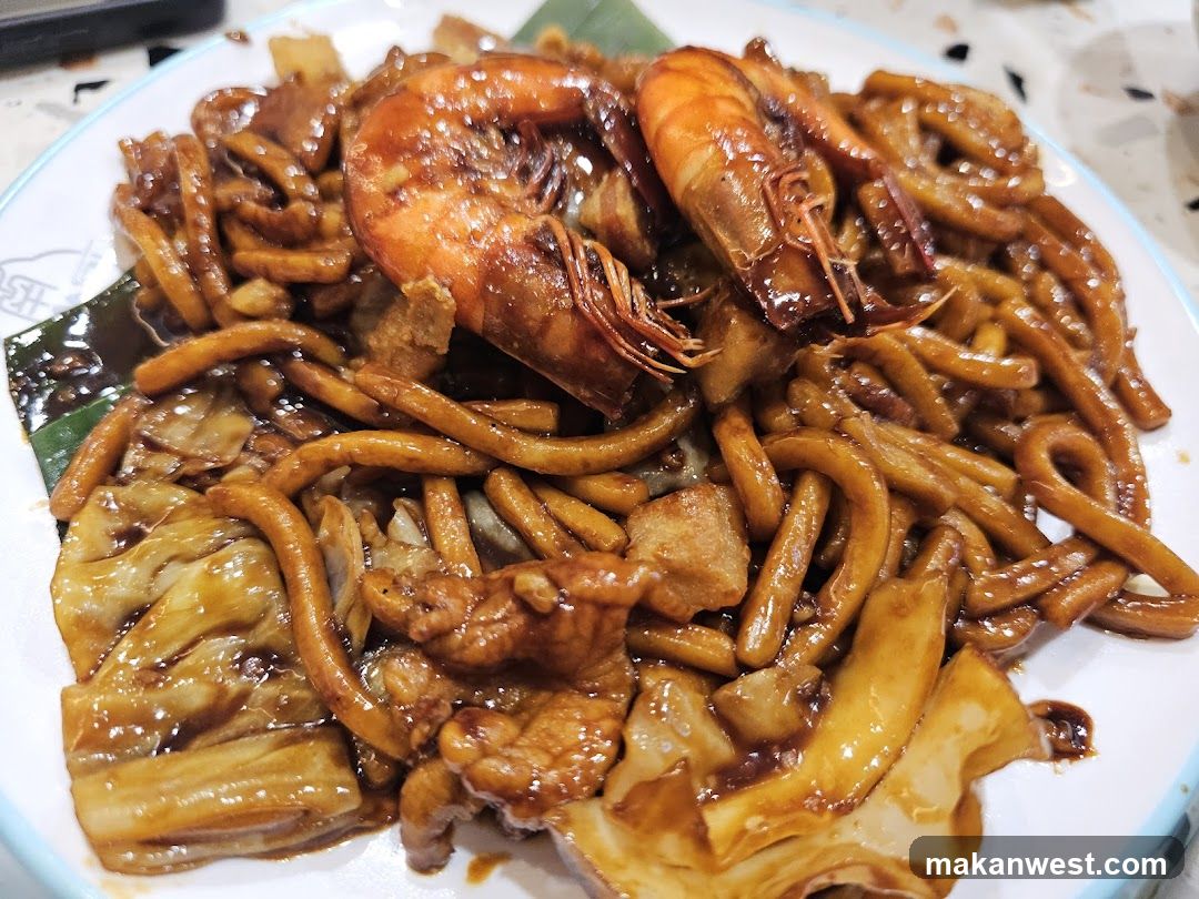 Shrimp Fried Noodles with Tofu and Pork