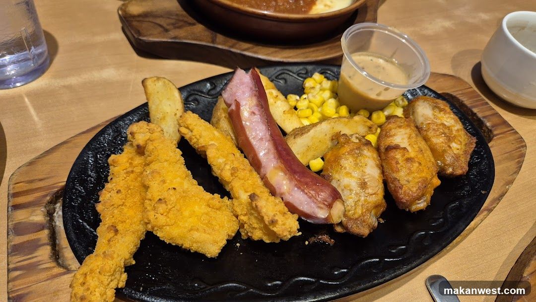 Fried Chicken and Sausage Platter