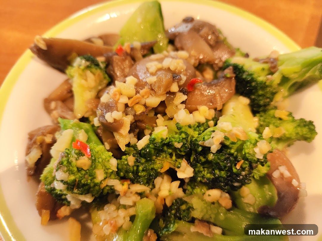 Stir-fried Broccoli and Mushrooms with Garlic