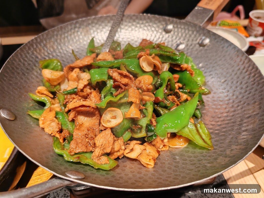 Stir-fried meat and peppers in a wok