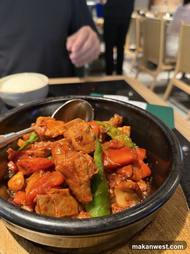 Stir-fried Meat with Carrots and Peppers in Clay Pot