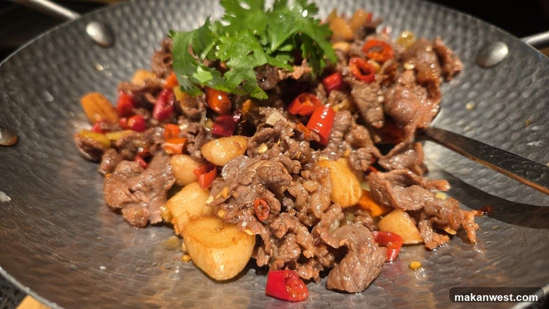 Stir-fried Beef with Garlic and Chili Peppers