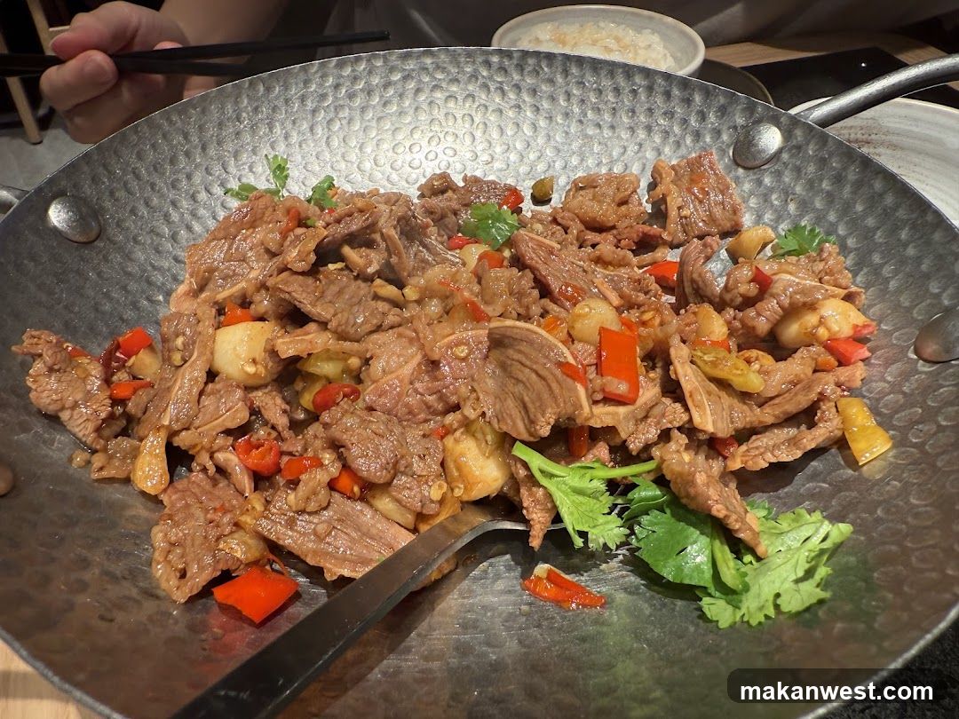 Stir-fried Beef with Vegetables in Wok