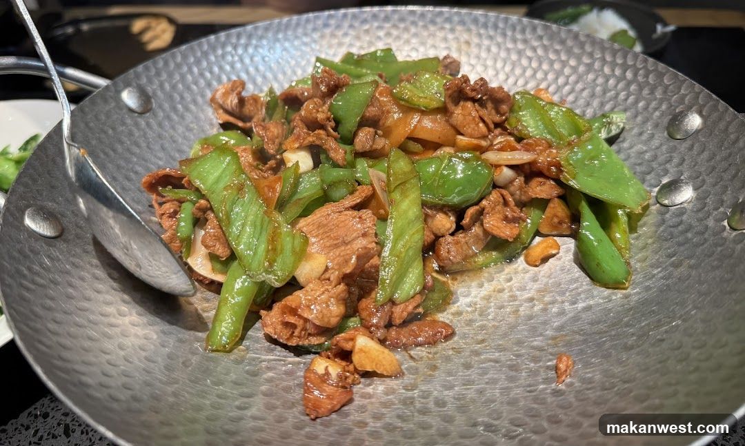 Stir-fried Meat with Green Peppers in Wok
