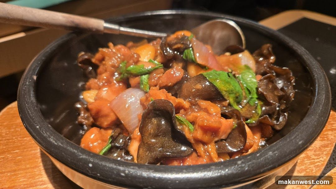 Stir-fried dish in clay pot