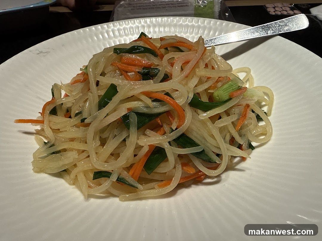 Stir-fried shredded vegetables with carrots and green onions