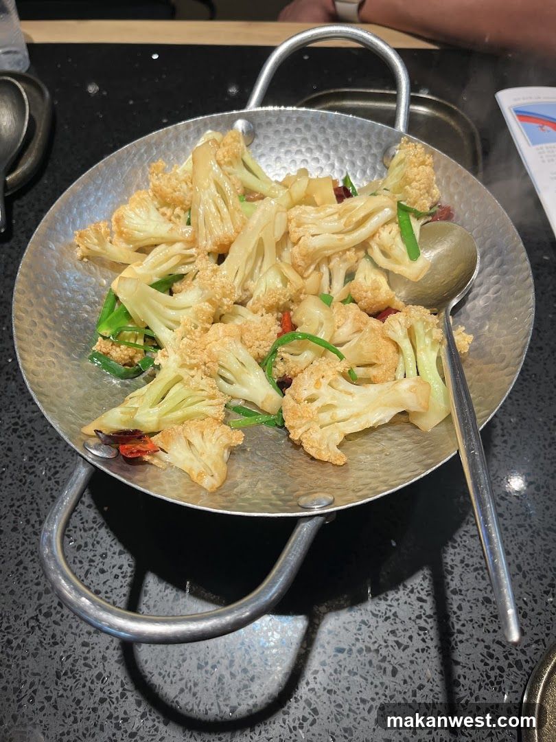 Stir-fried Cauliflower in Wok