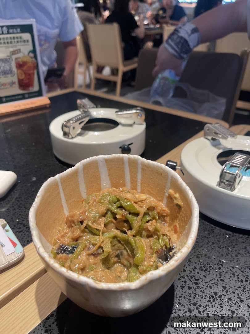 Bowl of stir-fried vegetables at restaurant table