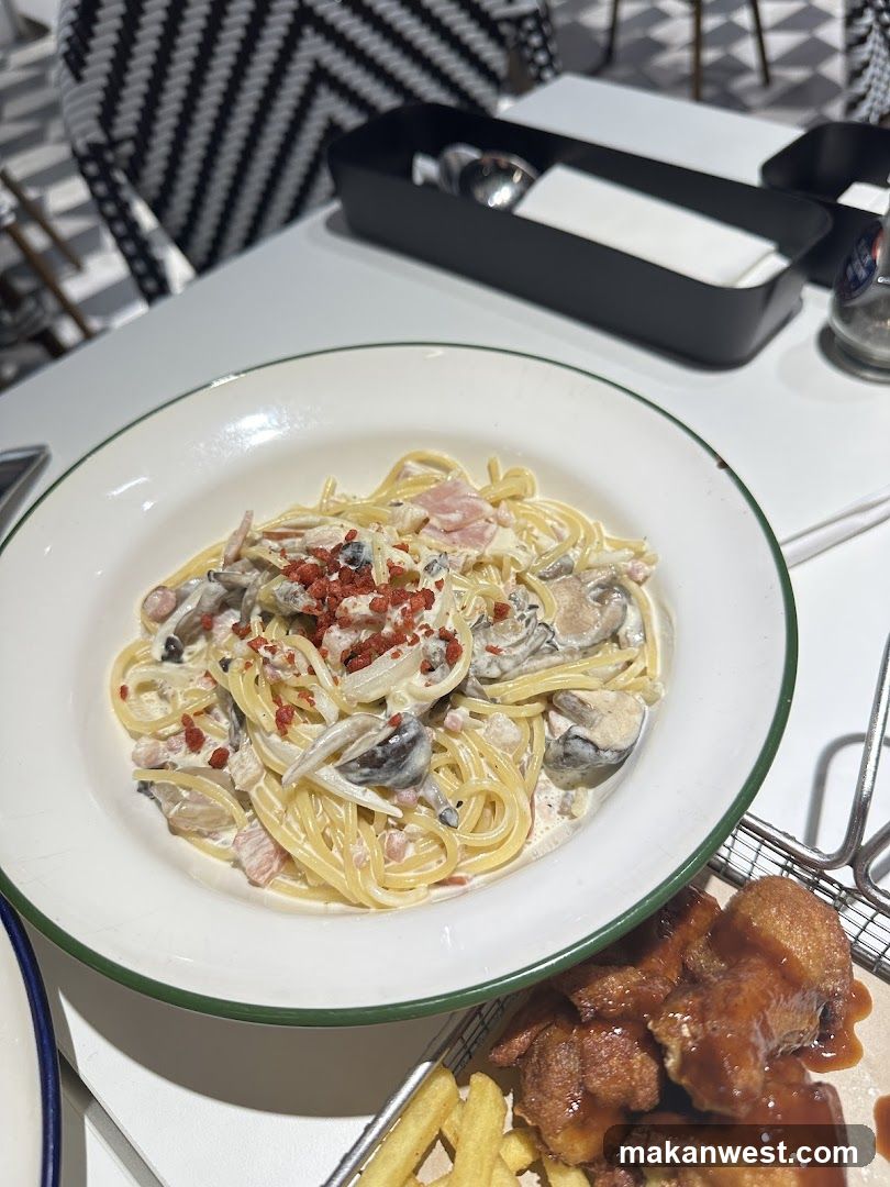 Pasta Dish with Mushrooms and Croutons