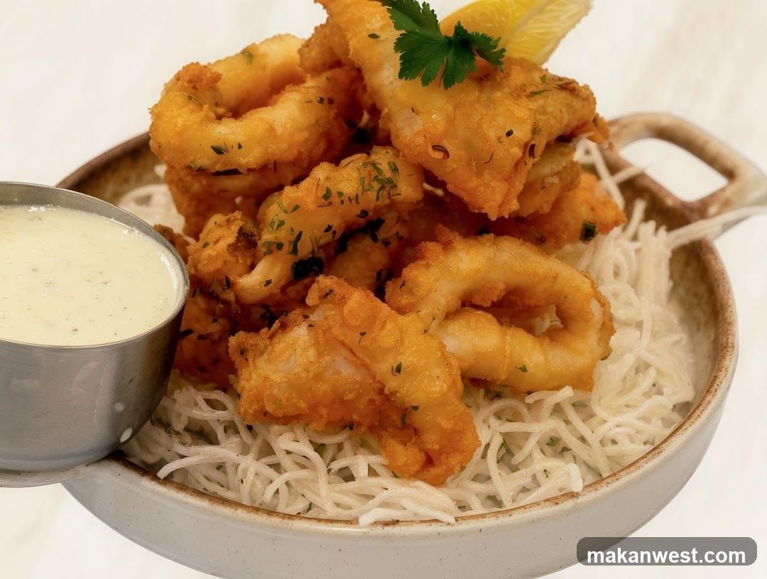 Fried Seafood with Noodles and Sauce