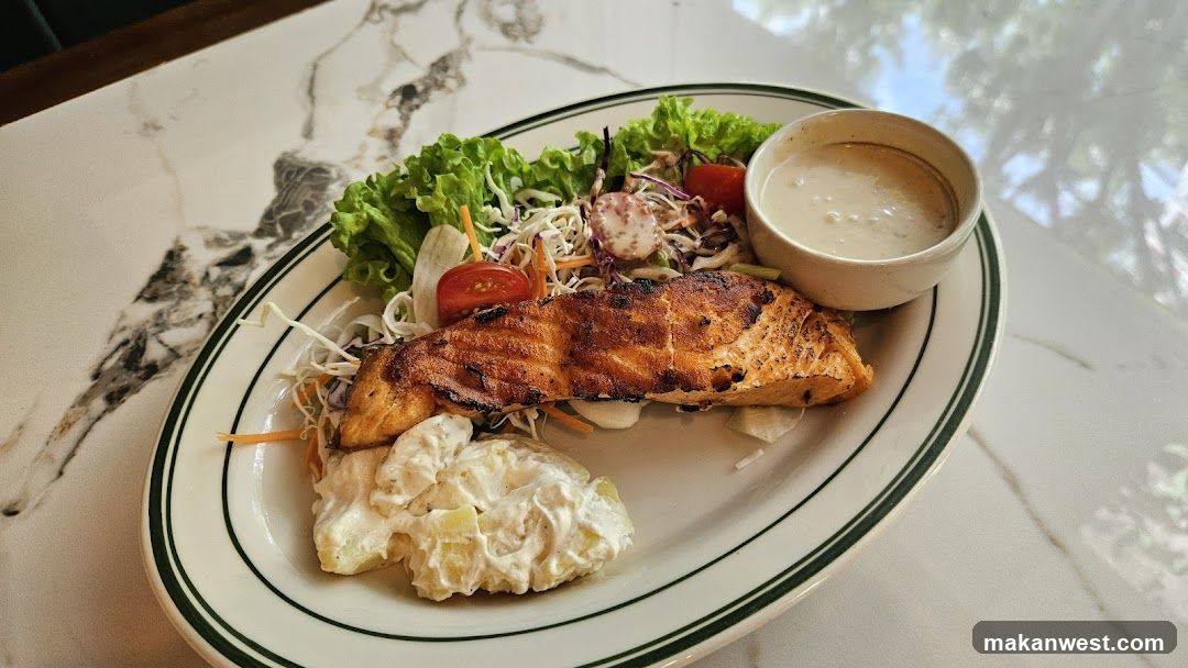 Grilled Salmon Salad with Dressing