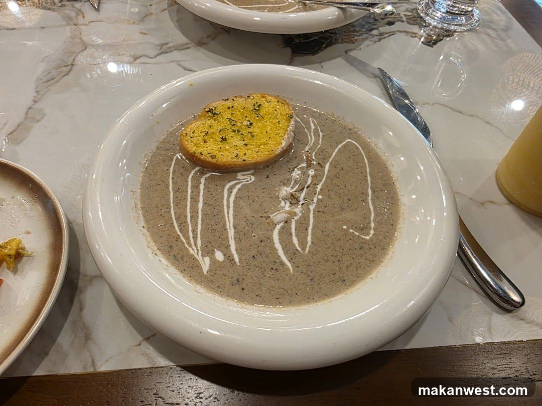 Mushroom Soup with Garlic Bread