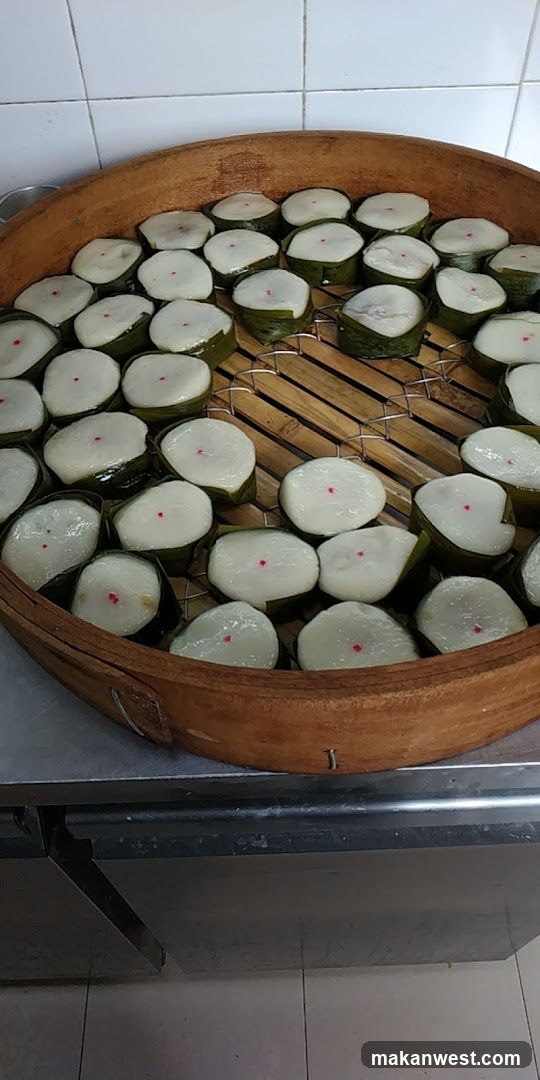 Steaming Bamboo Steamer with Glutinous Rice Dumplings