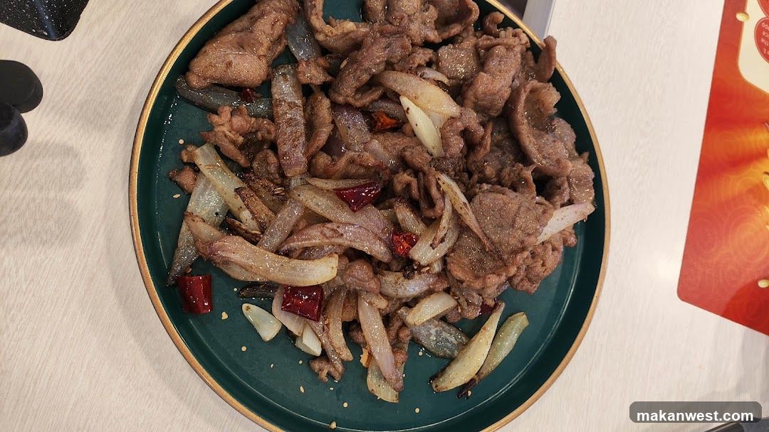 Stir-fried Beef with Onions and Chili Peppers