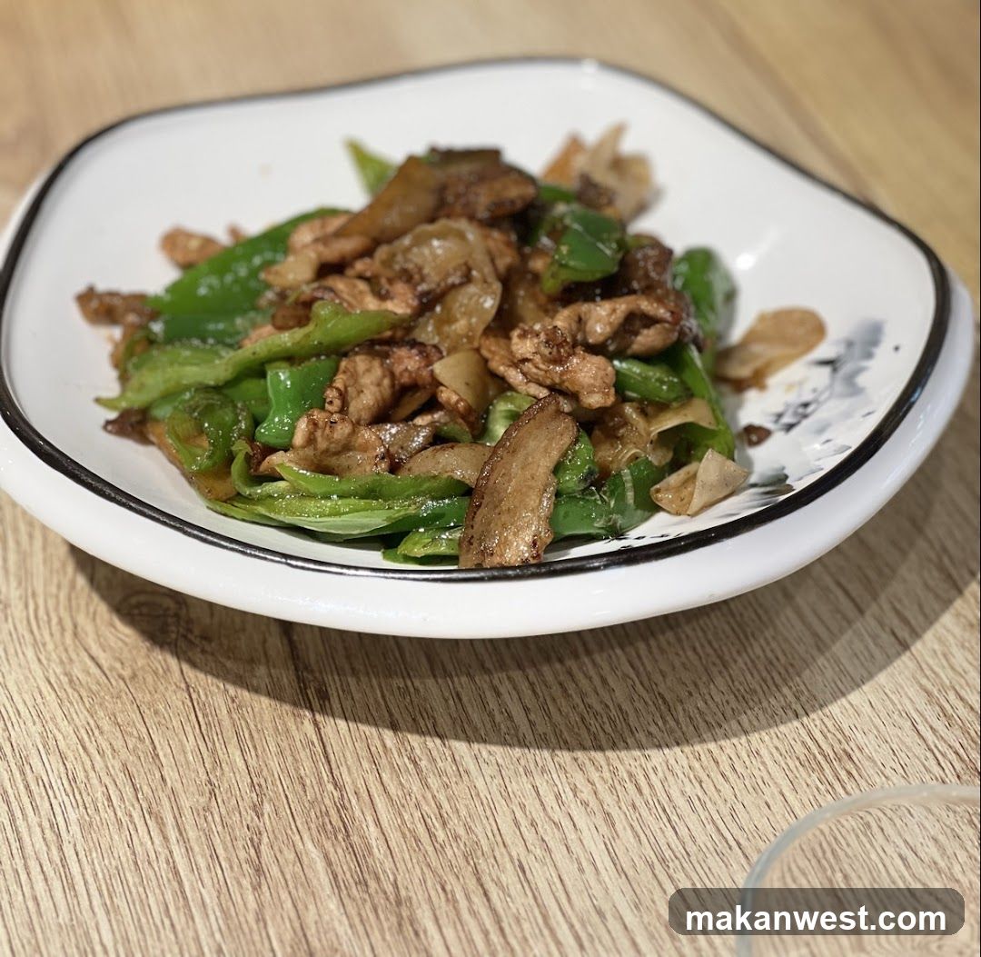 Stir-fried meat with green peppers
