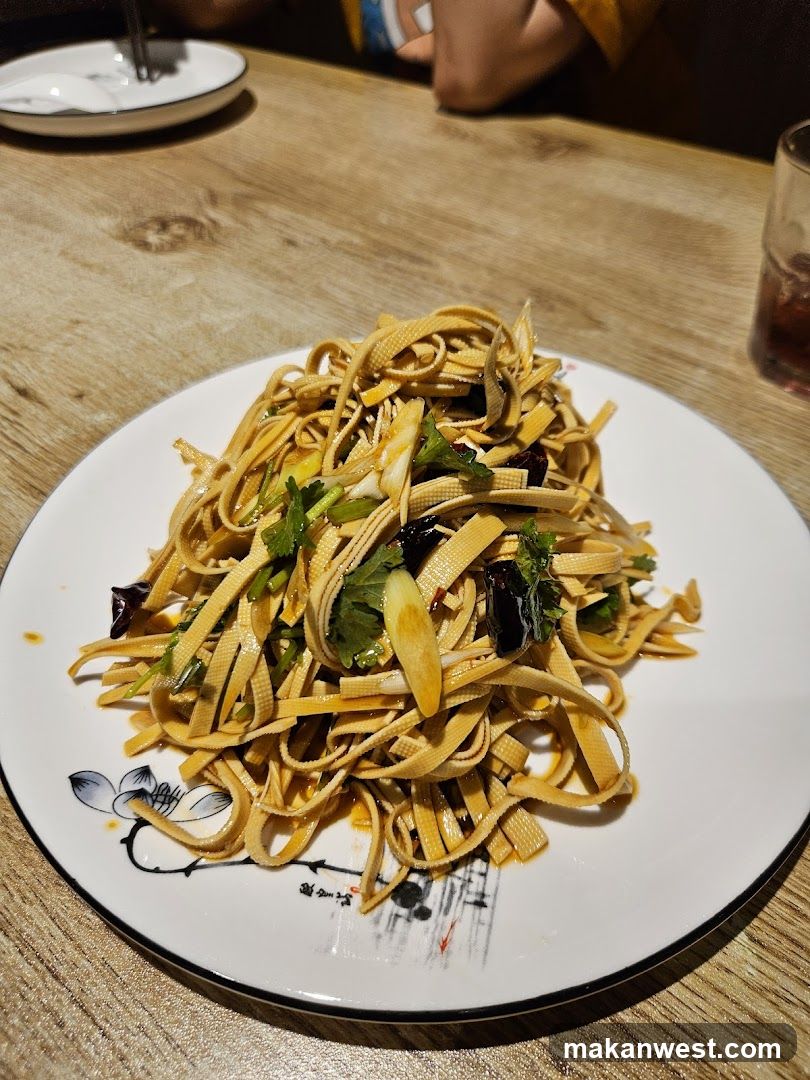 Stir-fried Tofu Skin Noodles with Cilantro and Dried Edamame