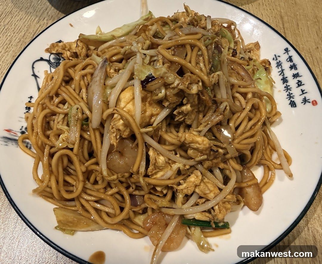 Stir-fried Noodles with Vegetables and Egg