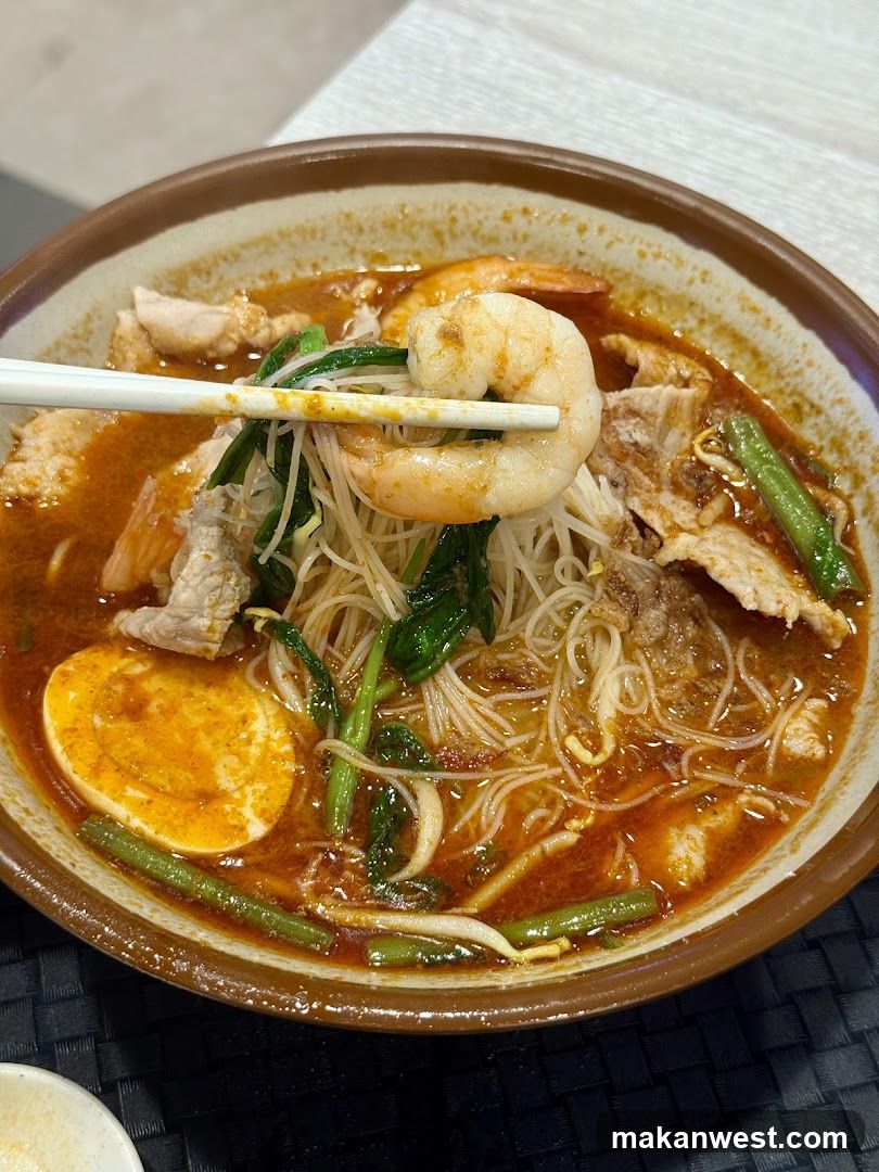 Spicy Noodle Bowl with Shrimp and Egg
