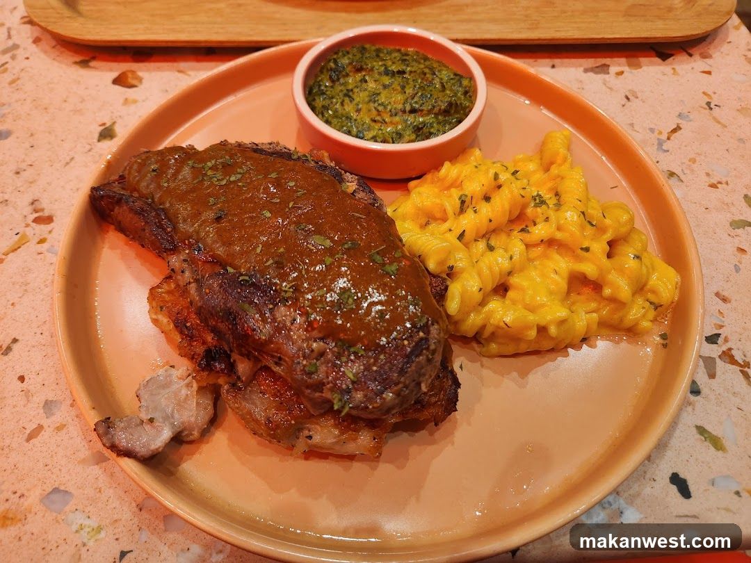 Steak with Macaroni and Cheese