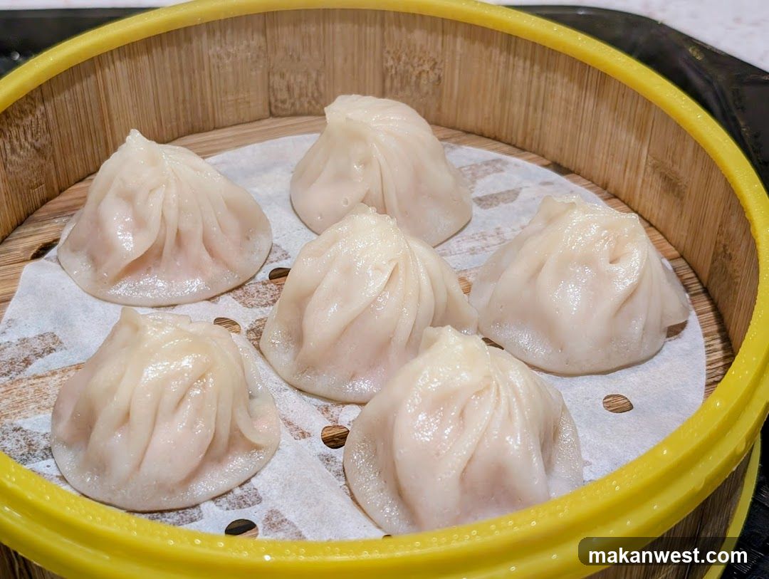 Steamed Dumplings in Bamboo Steamer