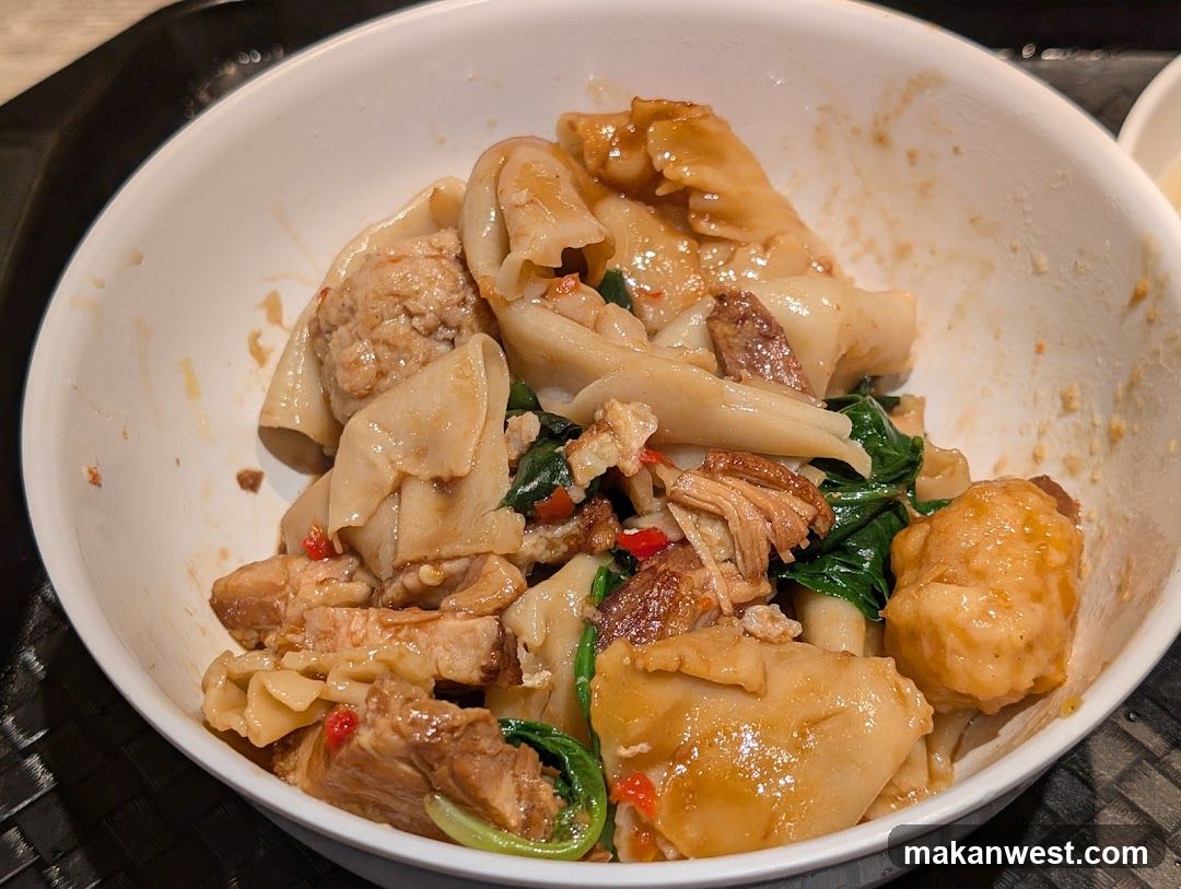 Stir-fried Noodles with Meat and Greens