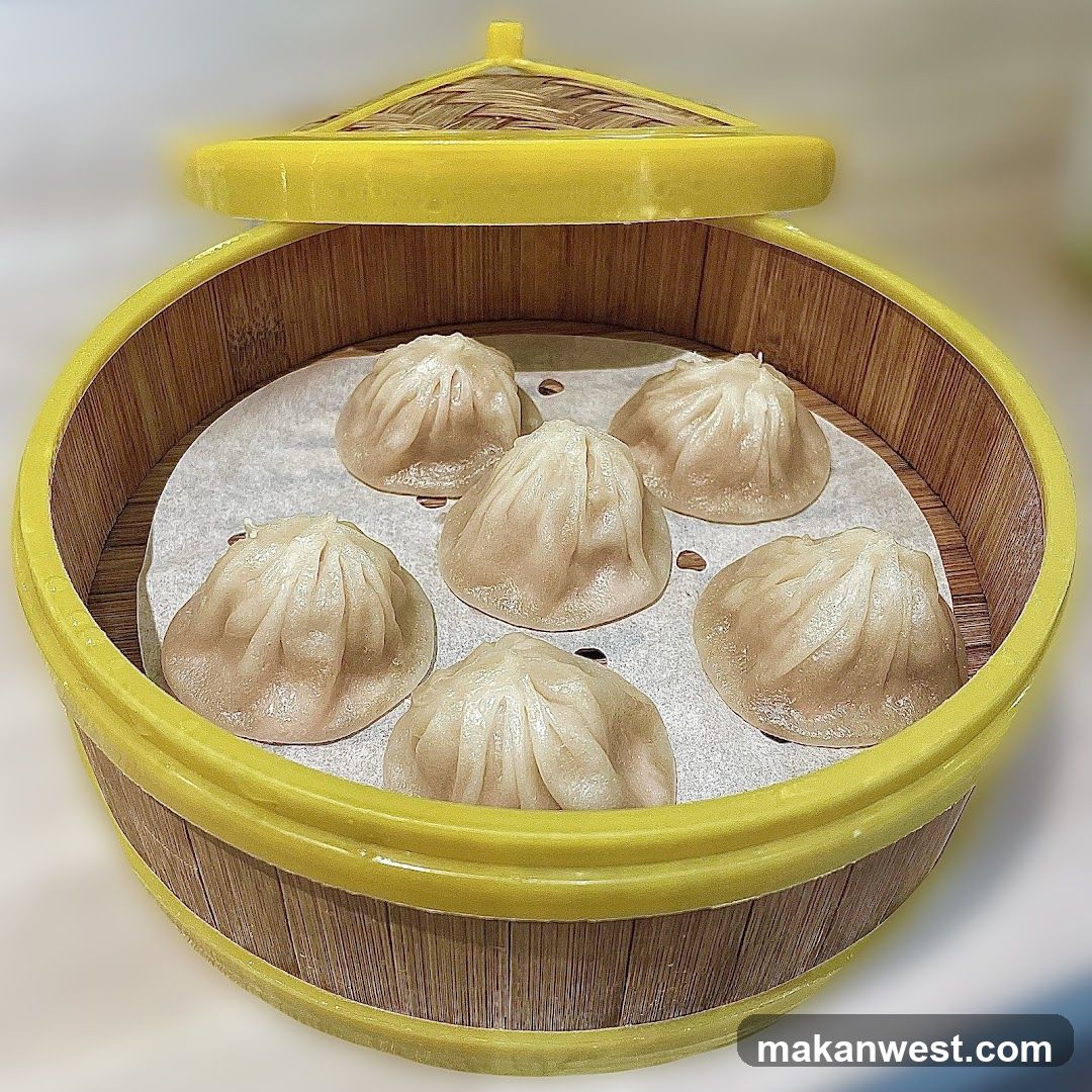 Steamed Dumplings in Bamboo Steamer