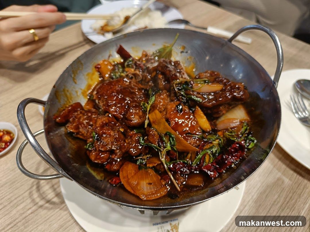 Stir-fried Meat with Vegetables in Wok