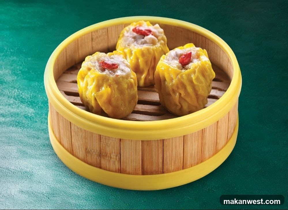 Steamed Dumplings in Bamboo Basket