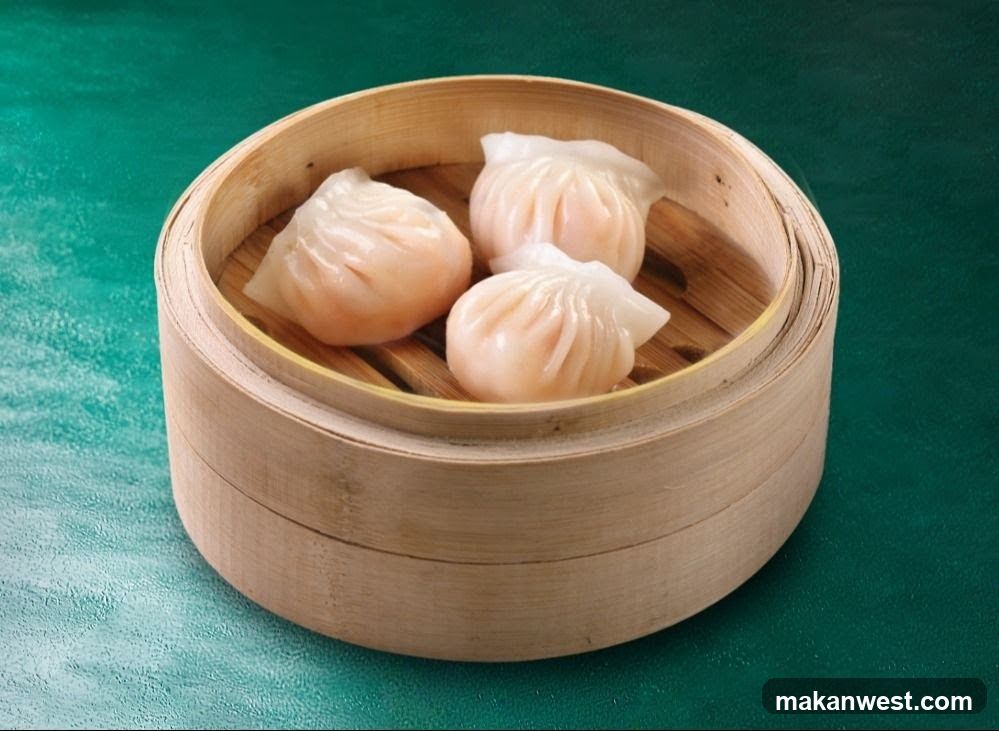 Steamed Dumplings in Bamboo Basket