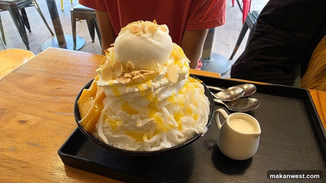 Bingsu Dessert with Mango and Ice Cream