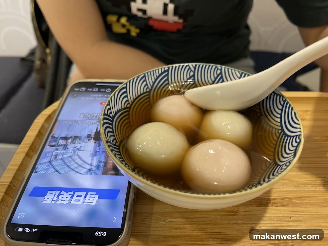 Tangyuan with phone showing English learning app