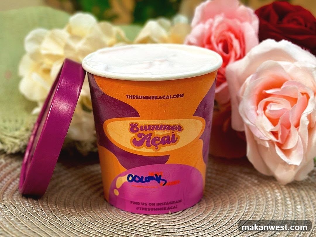 Summer Açaí Cup with Flowers