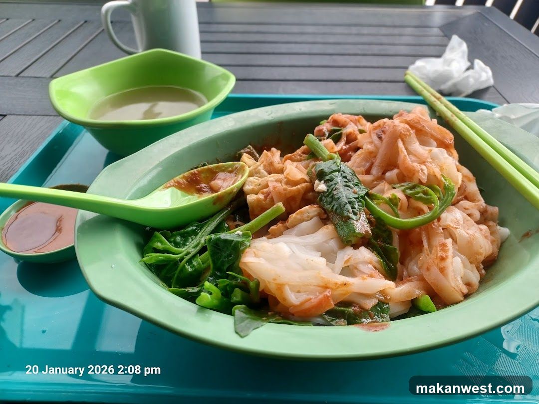 Rice Noodle Dish with Vegetables and Sauce