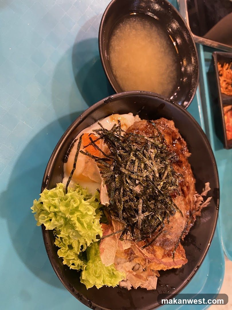 Bowl with Meat and Lettuce