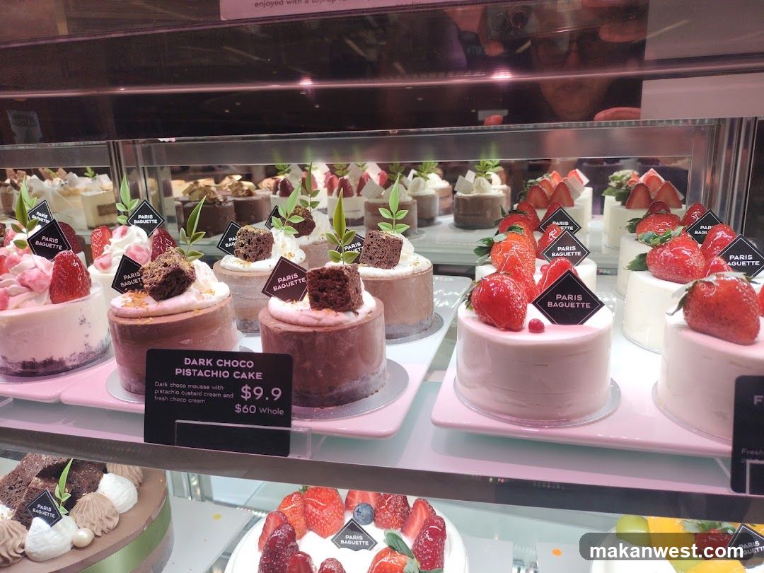 Paris Baguette Dessert Display