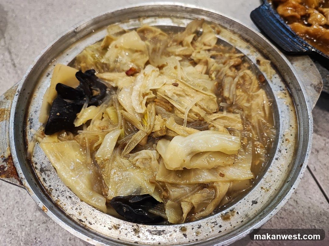 Stir-fried vegetables in clay pot