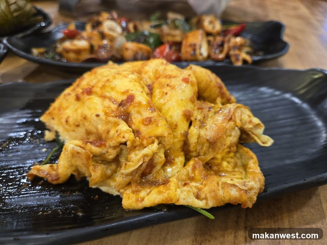 Spicy Fried Egg Omelet with Stir-fried Seafood