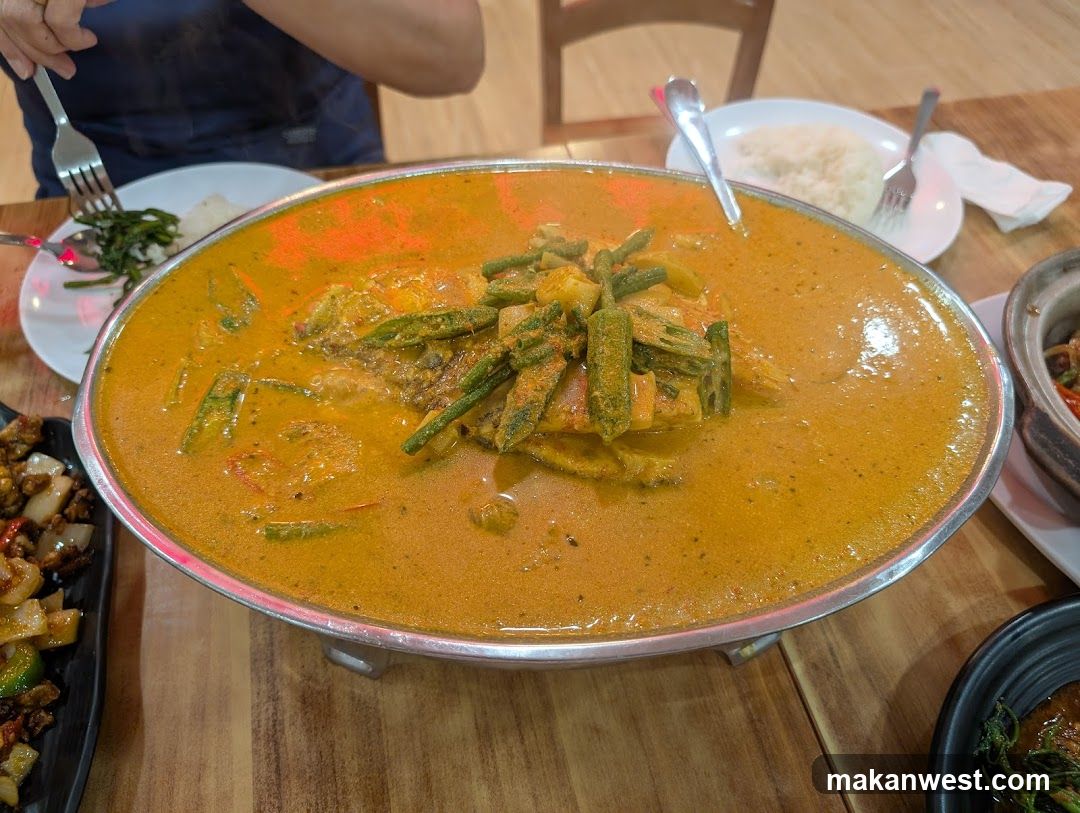 Curry Dish with Okra and Fish