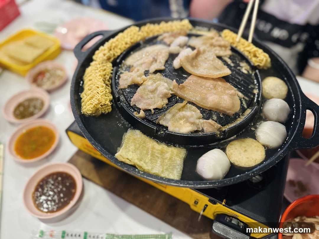 Grilled Meat and Noodle Hotpot