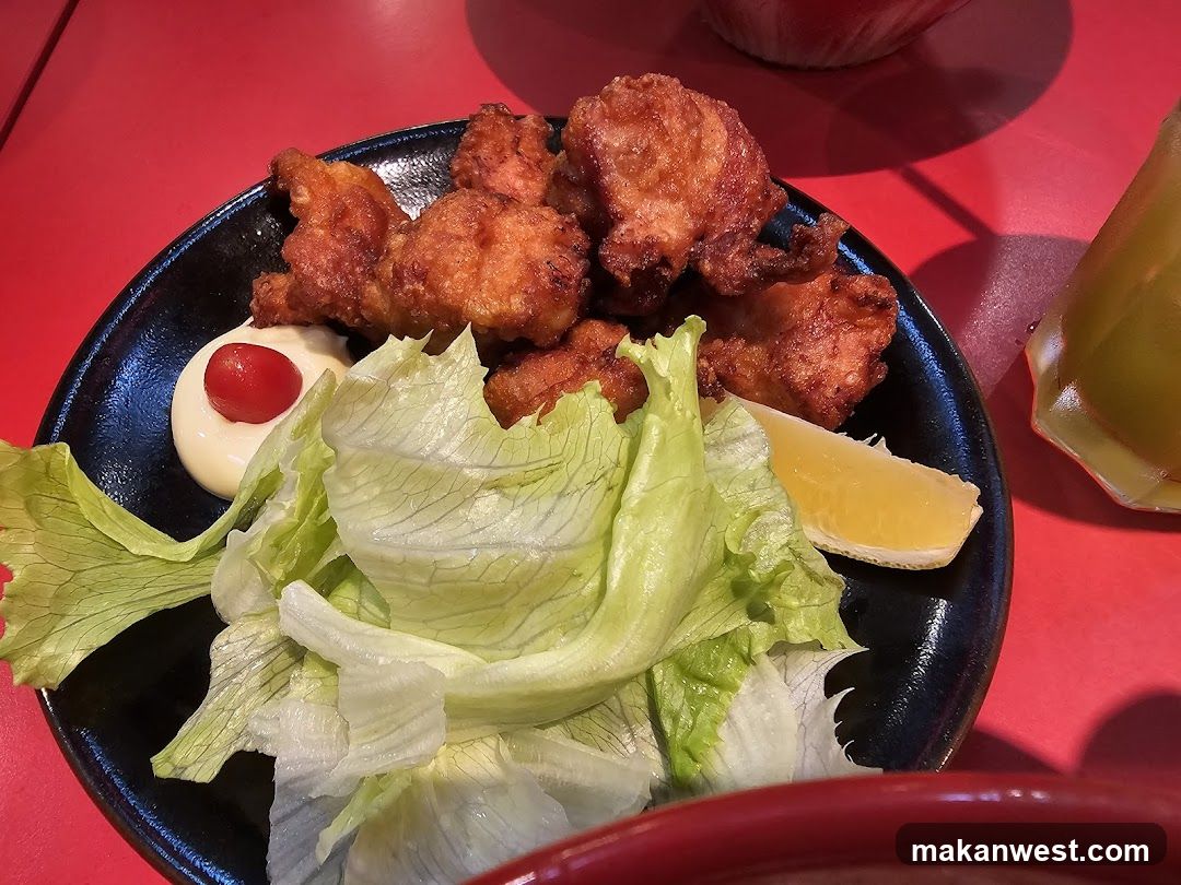 Fried Chicken with Lettuce and Lemon Wedge