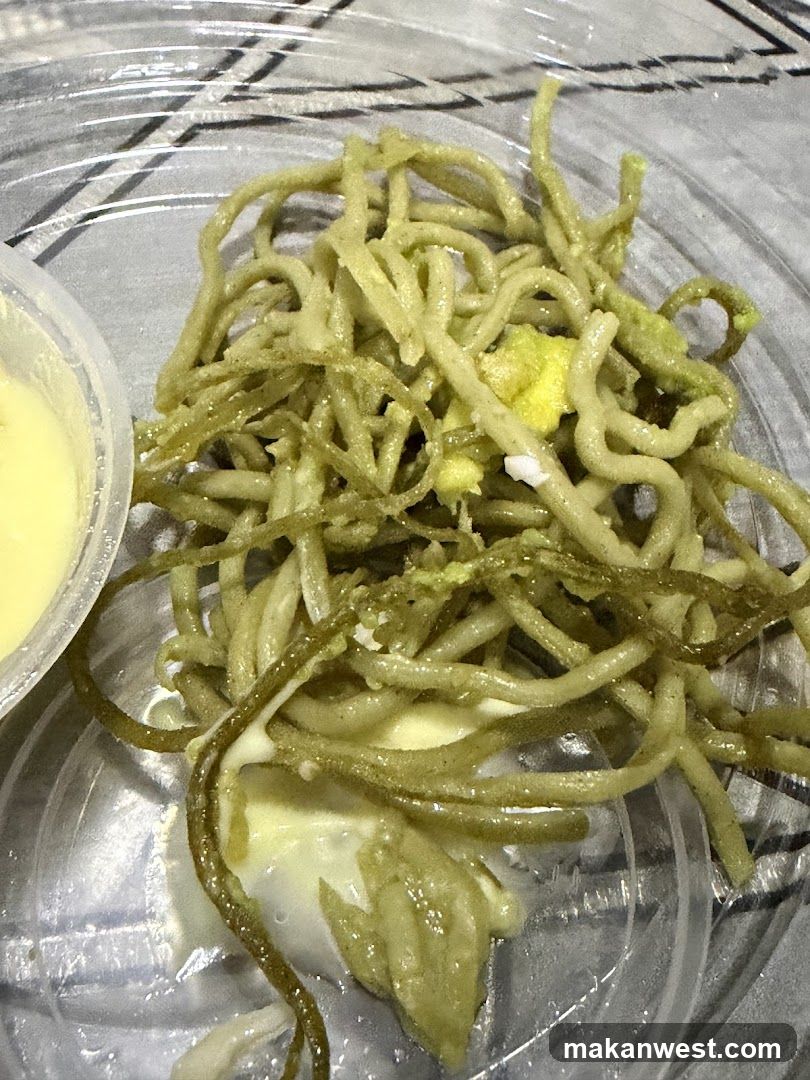 Green Noodles with Egg and Sauce