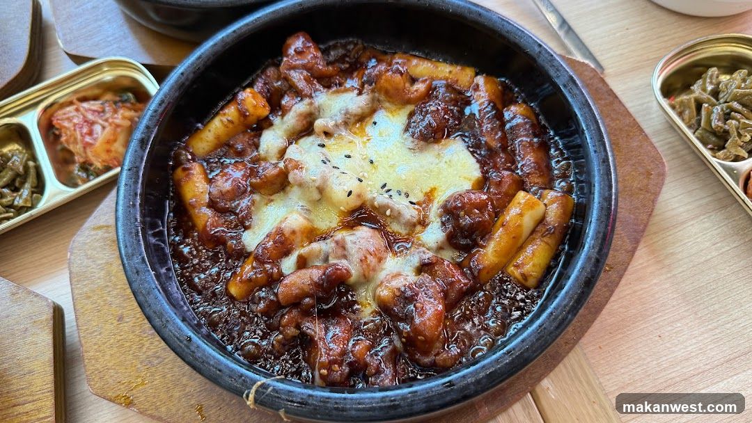 Sizzling Korean Dish with Cheese Topping